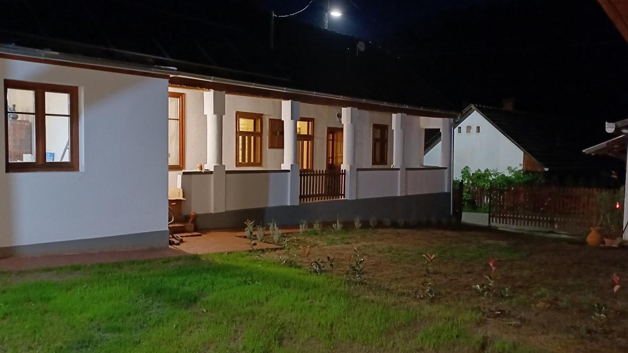 Karadi Vendeghaz Apartment *
