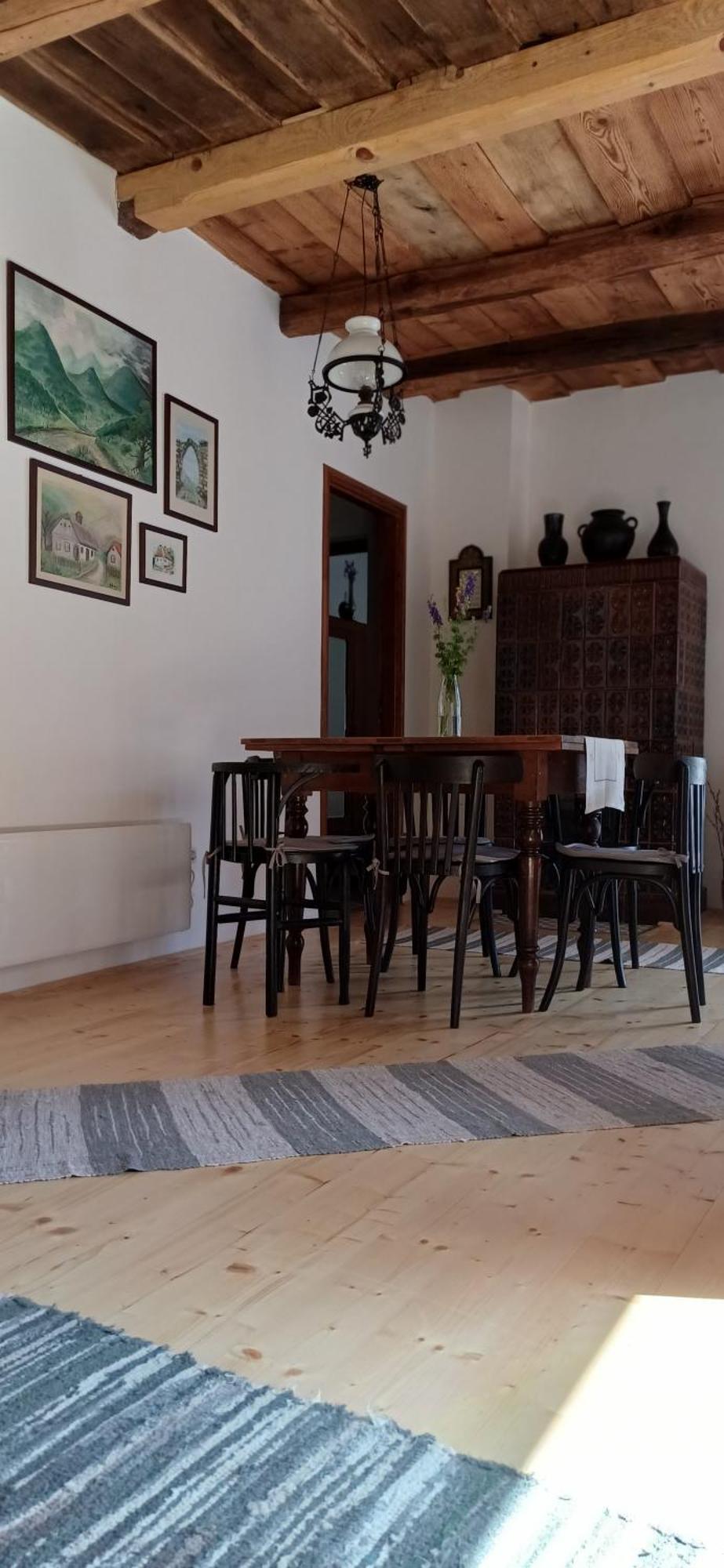 Karadi Vendeghaz * Háromhuta