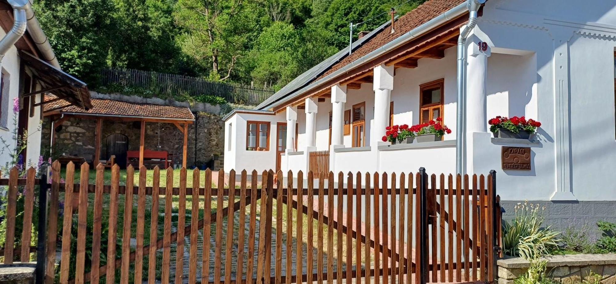 Karadi Vendeghaz Apartment Háromhuta